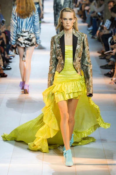 Look 16
